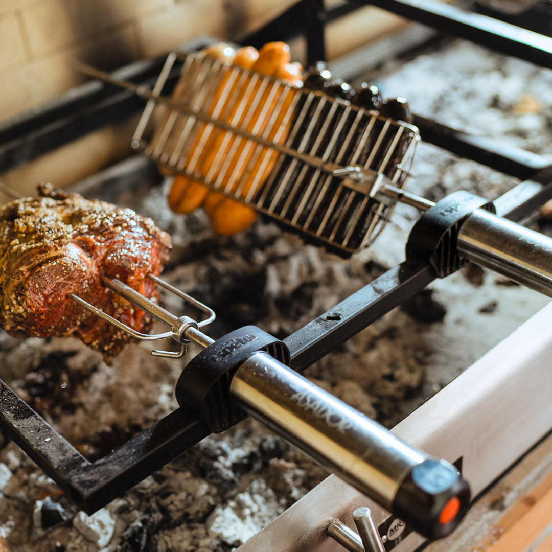 Espiedo eléctrico portátil de acero inoxidable con carnes girando El Asador Chile